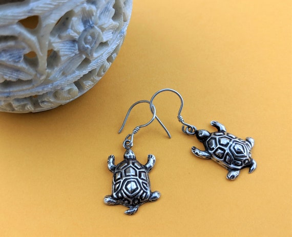 Incised Himalayan Tortoise Silver Dangle Earrings… - image 1
