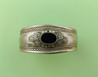 Vintage 70s Himalayan Jewelry // Ornate Silver Black Stone Cuff // Unisex Minimalist Cuff // Nepal Boho Ethnic Style Jewelry