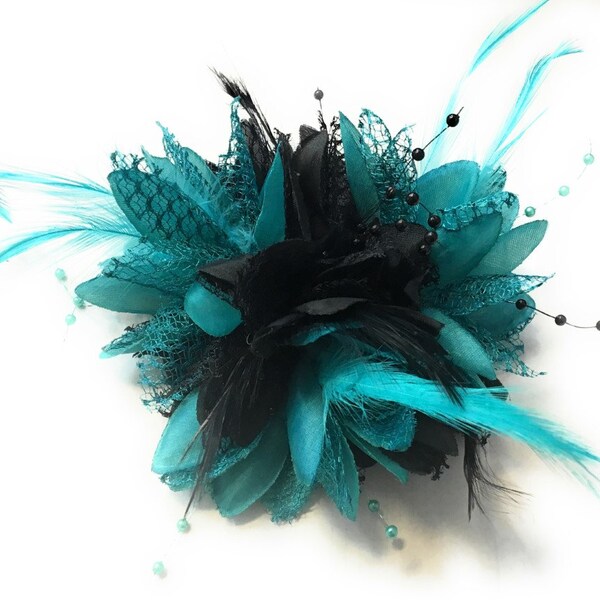 Caprilite Noir et Aqua Turquoise Vert Fascinateur Fleur Corsage sur Clip Pin et Bobble