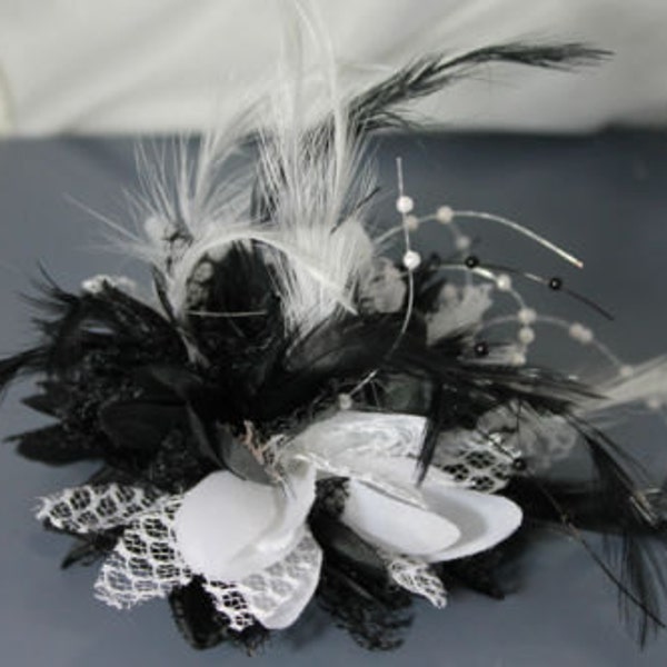 Caprilite Fascinator Noir et Blanc sur Bandeau Noir Fleur Corsage