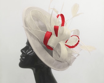 Caprilite grande soucoupe Sinamay crème ivoire et rouge couleur mixte bibi sur bandeau mariage Derby Ascot courses dames