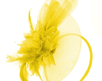 Fascinator di piume di velo di fiori gialli Caprilite sul matrimonio della fascia