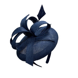 Round Sinamay Pillbox Fabric Abstract Hoops Long Feather Headband Fascinator Weddings Ascot Hatinator Races Hat UK - Navy Blue