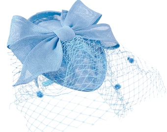 Teardrop Pointed Pillbase Large Bow Fascinator avec voile cage à oiseaux sur bandeau - Bleu clair / Bleu pastel