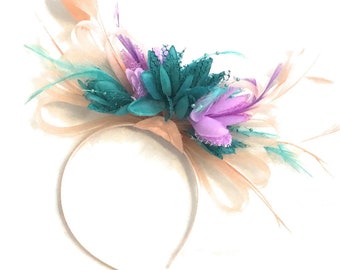 Cerchietto rosa pesca Caprilite e fascinator di piume viola lilla verde acqua turchese sulla fascia