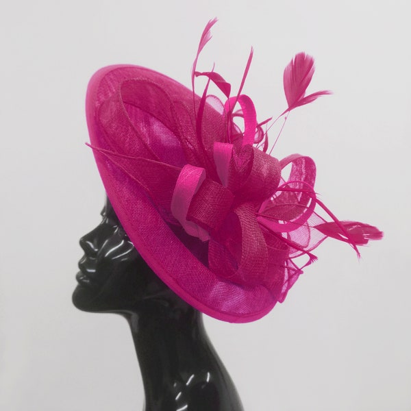 Caprilite grande soucoupe Sinamay Fuchsia couleur rose vif fascinateur sur bandeau mariage Derby Ascot courses dames
