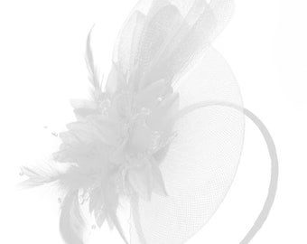 Fascinator di piume di velo di fiori bianchi Caprilite sul matrimonio della fascia