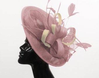 Caprilite Grande Soucoupe Sinamay Dusty Rose & Crème Ivoire Couleur Mixte Fascinateur Sur Bandeau Mariage Derby Ascot Races Dames