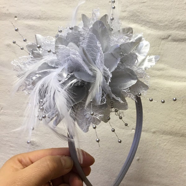 Caprilith Silber Fascinator Haarband Haarband Blume Corsage