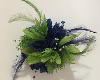 Caprilite azul marino y verde lima Fascinator diadema en Clip Corsage flor