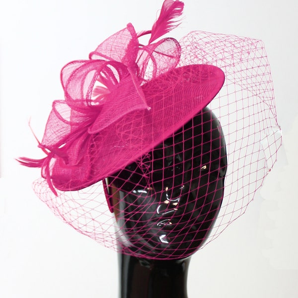 Caprilite moyen soucoupe Sinamay Fuchsia rose vif cage à oiseaux voile fascinateur sur bandeau mariage Derby Ascot courses dames chapeau