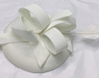 Sinamay rond en tissu pour pilulier, cerceaux abstraits, longue plume bandeau bibi, mariages Ascot Hatinator Races, chapeau UK - crème ivoire