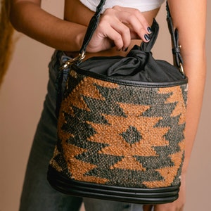 Bolso estilo kilim oscuro estilo boho