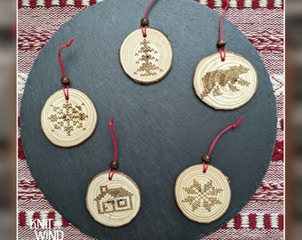 set of 5 - Burned wooden ornament set knit stitch style