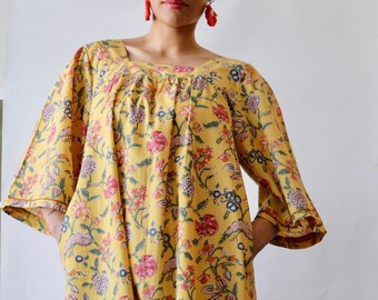 Mid-dress lounge summer dress made in cotton with flower print in yellow with pockets and sleeves