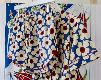 RIKKOKO lounge pyjama made in pure cotton blue daisy 60s flower print, short pants and  short sleeves with pockets and pipping