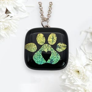 Pendentif empreinte de patte, pendentif coeur en verre fait main, pendentif en verre dichroïque fait main, collier pendentif chat, collier pendentif chien 2 cm x 2 cm CGP30