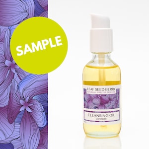 Peut inclure: Une bouteille en verre transparente avec un bouchon pompe blanc remplie d'un liquide jaune. La bouteille porte une étiquette indiquant "LEAF SEED BERRY NATURALLY EFFECTIVE SKIN CARE CLEANSING OIL LAVENDER 20 ml".