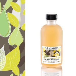 Pu&ograve; includere: Una bottiglia di vetro trasparente con tappo nero contenente un tonico esfoliante all'essenza di mela verde. L'etichetta della bottiglia riporta il nome del marchio "Leaf Seed Berry" e il testo "Naturally Effective Skin Care".