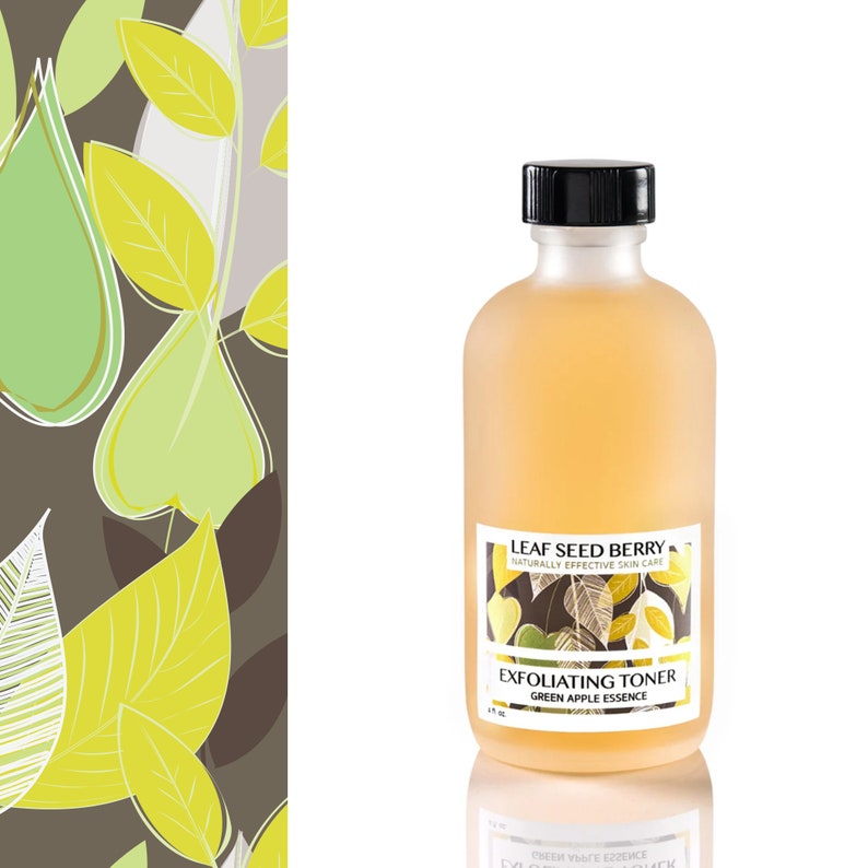 Pu&ograve; includere: Una bottiglia di vetro trasparente con tappo nero contenente un tonico esfoliante all'essenza di mela verde. L'etichetta della bottiglia riporta il nome del marchio "Leaf Seed Berry" e il testo "Naturally Effective Skin Care".