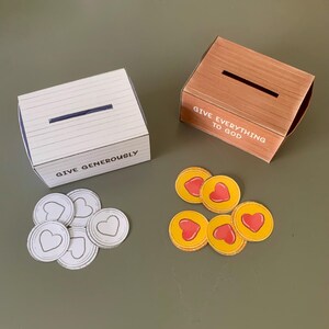 Puede incluir: Dos cajas de donaci&oacute;n de cart&oacute;n con ranuras en la parte superior. Una caja es blanca con el texto "Dar generosamente" y la otra es marr&oacute;n con el texto "Dar todo a Dios". Hay varios c&iacute;rculos amarillos con corazones rojos esparcidos alrededor de las cajas.