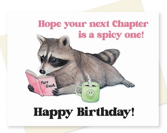 Tarjeta de cumpleaños romántica con mapache lector. Para amantes de las novelas eróticas de baja calidad.