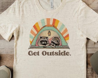 Camiseta retro de mapache para salir. Ropa de aventura para acampar al aire libre. Camiseta unisex de mezcla triple.