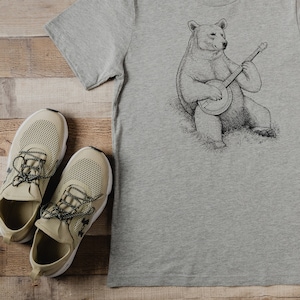 Uniseks T-shirt bluegrass banjobeer. Bluegrass-kleding. Triblend-T-shirt voor heren/dames. Landelijk T-shirt. Geeky-shirt. Bluegrass-festivalcadeau.