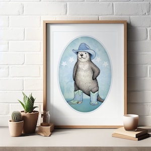 K&ouml;nnte beinhalten: Eine Aquarell-Illustration einer Cartoon-Otter, die einen blauen Cowboyhut und blaue Cowboystiefel tr&auml;gt. Die Otter steht auf einem blauen und wei&szlig;en Hintergrund mit wei&szlig;en Sternen.