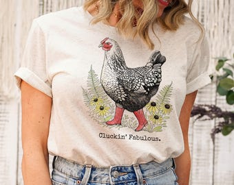 Camiseta retro fabulosa de la señora gallina. Regalo para dueños/amantes de los pollos. Camiseta triblend estilo campestre con flores de gallina y chica de granja. Camiseta para mujer con estilo cottagecore.