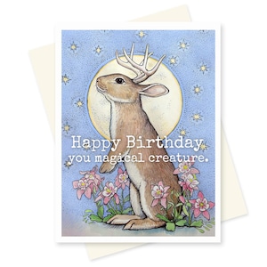 Cartão de aniversário fofo de Jackalope. Feliz aniversário de criatura mágica. Cartão de aniversário exclusivo para namorada. Chifres de coelho nerd enigmático com saudação de bruxa.