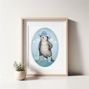 K&ouml;nnte beinhalten: Eine Aquarell-Illustration eines Otters, der einen blauen Cowboyhut und blaue Stiefel mit gr&uuml;nen Akzenten tr&auml;gt. Der Otter steht auf einem blauen Hintergrund mit wei&szlig;en Sternen.