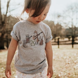 Söt barn-T-shirt med bluegrass-motivband. Bluegrass-t-shirt med triblend-countrymusik. Barnkläder. Naturgrå duschgåva för flickor och pojkar.