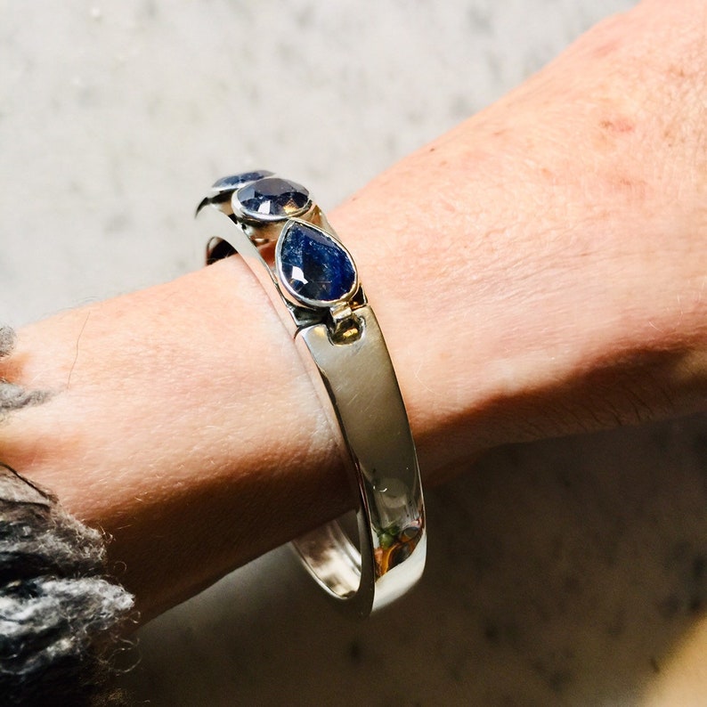 Vintage Handmade Sterling /& Sapphire hinged bangle bracelet