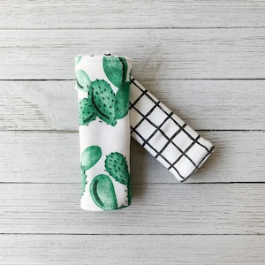 organiczne pokrowce na pasy do fotelików samochodowych-akcesoria do fotelików samochodowych-kaktus-czarno-biały-dekoracja z kaktusa-prezent na baby shower