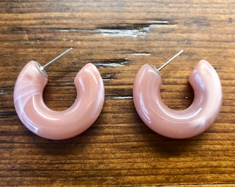 Vintage 1970s marbled Mauve Acrylic Hoops Lightweight Everyday Gift Valentines Day Statement Cute  Bakelite Rosy Peach 1 inch lightweight