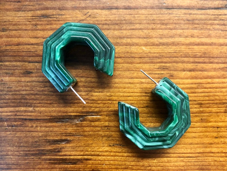 Vintage 1970s marbled Emerald Green Acrylic Deco Hoops Lightweight Navy Blue Pale Yellow Red Muave Peach 1.75 inch statement Green