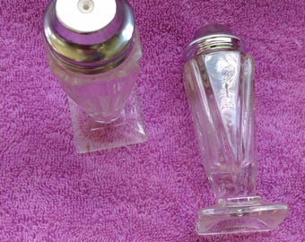 Vintage Deluxe Airko Free-Flow salt and pepper shakers
