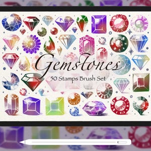 Può includere: Un'illustrazione digitale di 50 timbri di pietre preziose ad acquerello. I timbri sono di varie forme e colori, tra cui rosso, blu, verde, viola e giallo. Il testo "Gemstones 50 Stamps Brush Set" è visualizzato al centro dell'immagine.