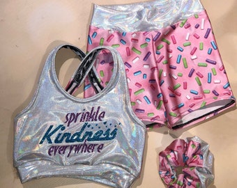 Soutien-gorge de sport Sprinkle Kindness, short en spandex et chouchou assorti en option / vêtements de danse pour fille / tenue d'acclamation / vêtements d'entraînement