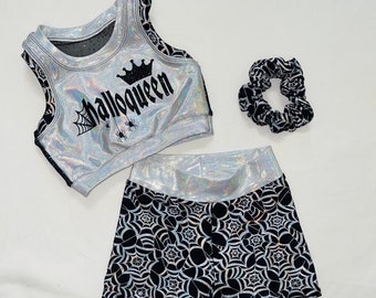 El sujetador deportivo de Halloween "Hallo-Queen", camiseta envolvente, pantalones cortos holográficos de telaraña Traje de alegría / Ropa de baile para niñas / Top corto de práctica de alegría