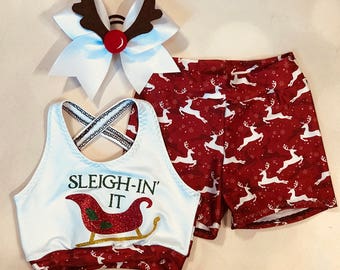 Le soutien-gorge de sport court « Sleighin' It », le short en élasthanne et le nœud de joie de Noël géant assorti en option, ensemble de vêtements de danse pour fille