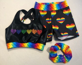 Feel the Love Rainbow Hearts sur un soutien-gorge de sport noir XBack, un short en élasthanne et un choix de chouchous/vêtements de danse pour fille