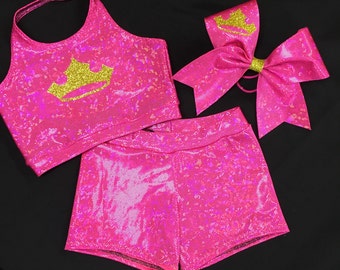 "Das "Cheer Beauty" Princess Crop Top, Spandex Shorts, und optional passender Schleife Cheer Set Mädchen Tanzkleidung / Princess Sports Bra / Lila Schleife."