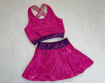L'ensemble soutien-gorge de sport, jupe et chouchou à strass « Roze » pour filles en option par AMP't / Jupe-short / jupe de tennis /