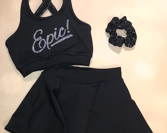 L'ensemble « Epic » personnalisable/personnalisable pour filles Dancewear, soutien-gorge de sport, jupe et chouchou à strass cheer en option par AMP't Activewear