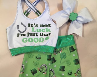 Le soutien-gorge de sport haut court « LUCK », le short trèfle en spandex et l'ensemble assorti en option avec nœud Cheer / soutien-gorge de sport de la Saint-Patrick