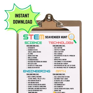 Puede incluir: Una hoja de trabajo de búsqueda del tesoro STEM en un portapapeles, con secciones de Ciencia, Tecnología, Ingeniería y Matemáticas. La hoja de trabajo incluye listas de verificación con indicaciones como "Es magnético" y "Tiene un botón".
