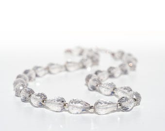 Collana con ciondolo a goccia in cristallo di rocca, chiusura in argento sterling 925, rodiata, trasparente e radiosa.
