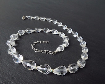 Collar colgante de cristal de roca con extensión de plata